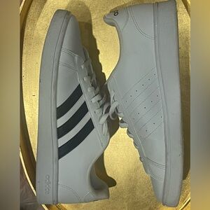 ADIDAS Sneakers 👟🤍🖤👟NEW! Super cute and basic for any day of the week!